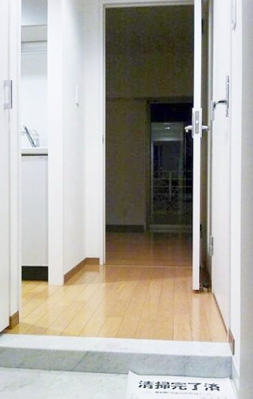 玄関　別部屋の画像を使用しております。