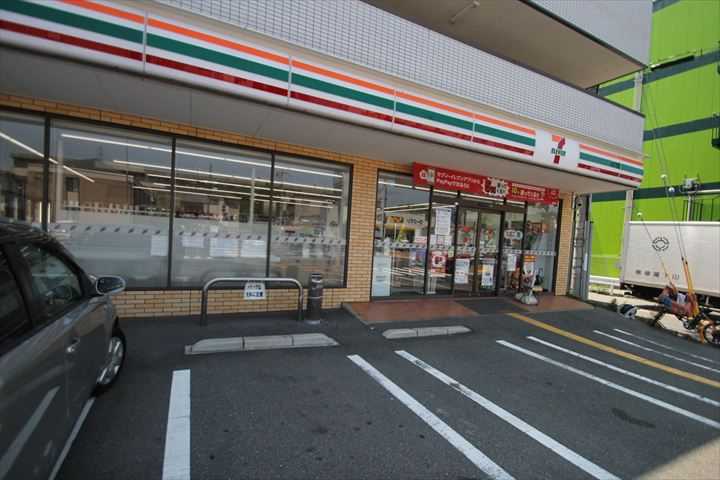 コンビニ　セブンイレブン（コンビニ）まで740m