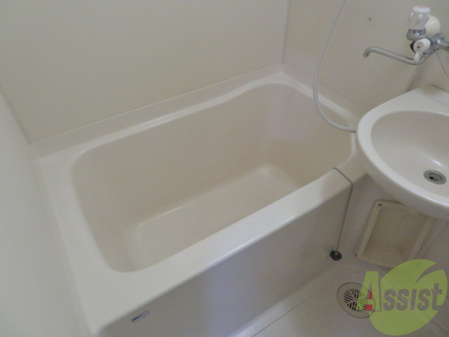 バス・シャワールーム　バスルームは狭すぎず、シャワーも浴びやすそうです。