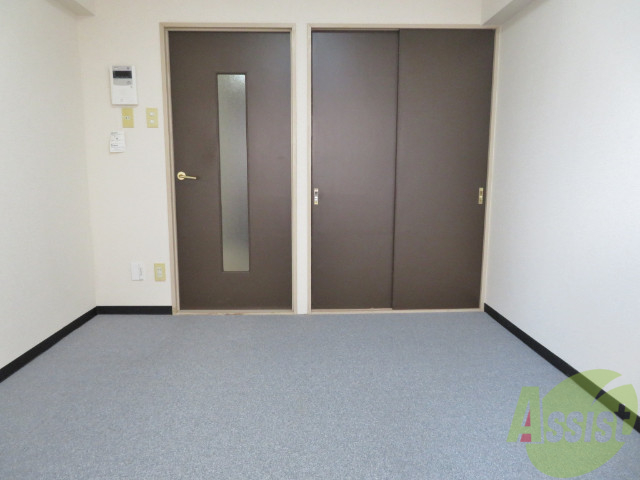 居室・リビング　７帖の洋室です。広々として、きれいですね。