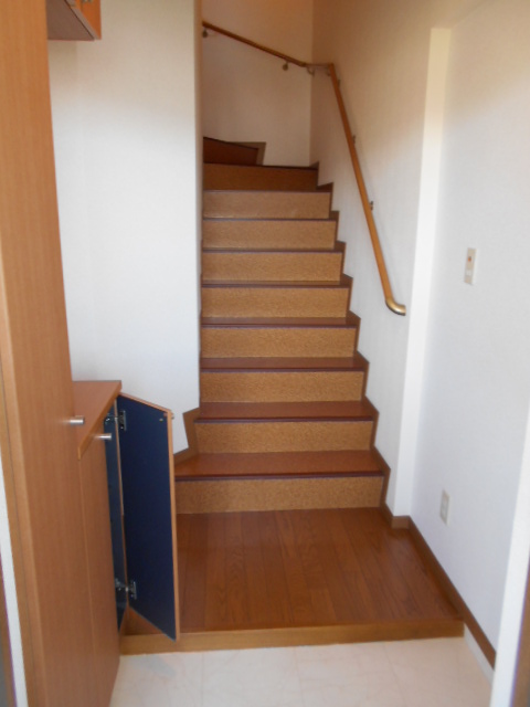 玄関　内階段・天井高シューズボックス・小物収納庫有り