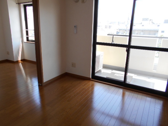 居室・リビング　南面リビング（エアコン完備）・南面寝室（６．０畳）