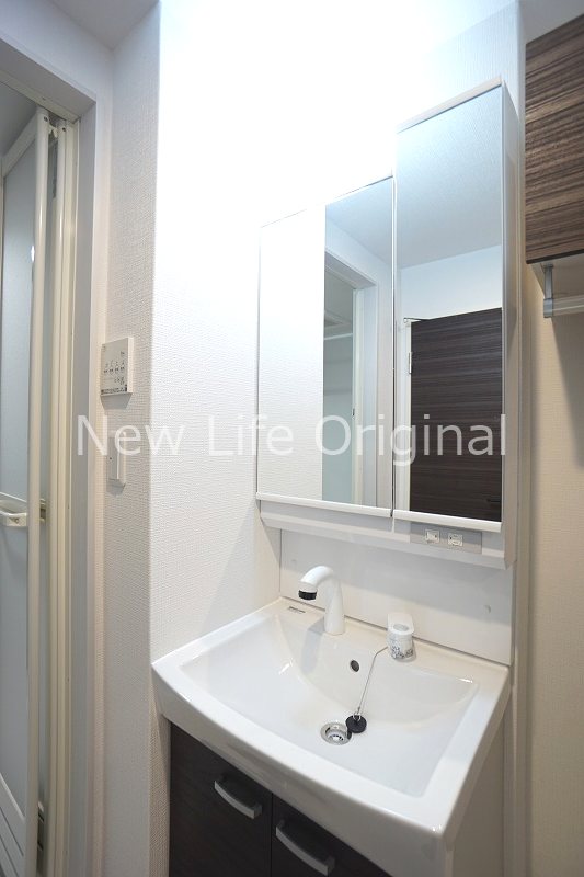 洗面設備　シャワー付き洗面台で朝の支度も楽にできます☆