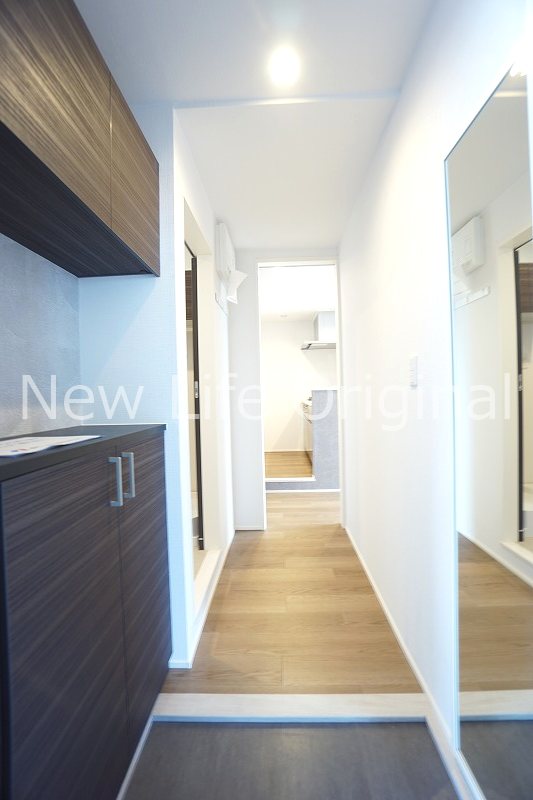 玄関　玄関には姿見がございます☆