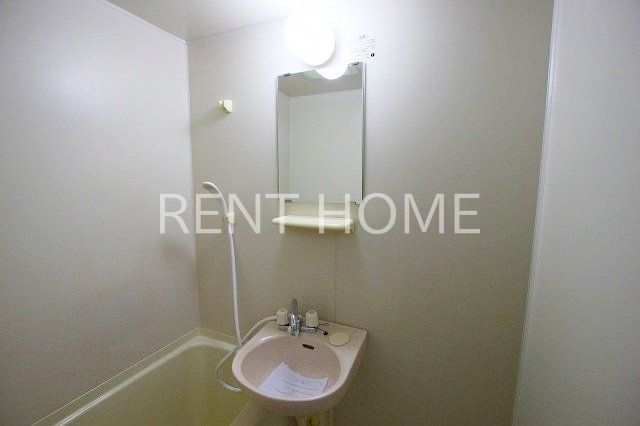 洗面設備　浴室内に洗面台・鏡もあります