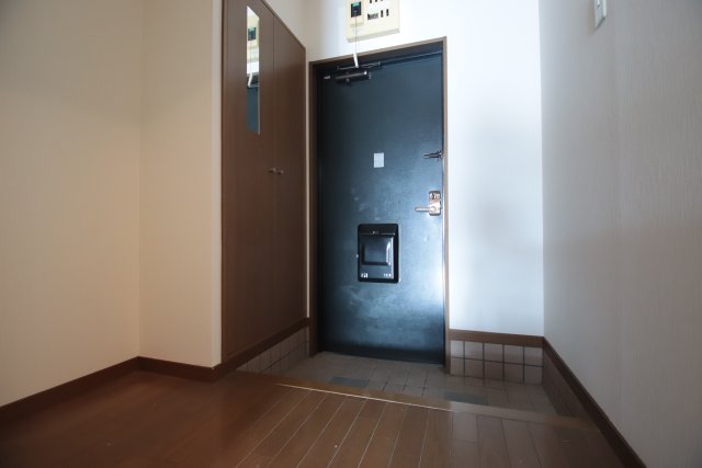 玄関　※修繕前のお写真です。