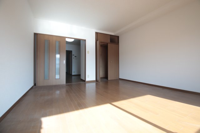 居室・リビング　※修繕前のお写真です。