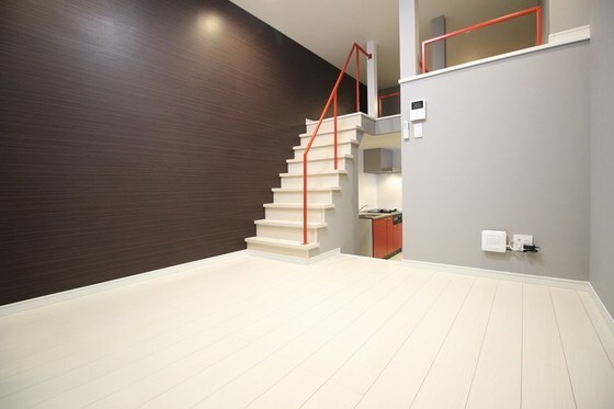 居室・リビング　天井の高い空間とロフトで開放感もあり、快適に過ごせます