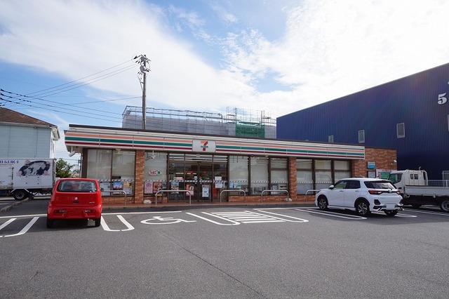 コンビニ　セブンイレブン　中間中鶴店（コンビニ）まで860m