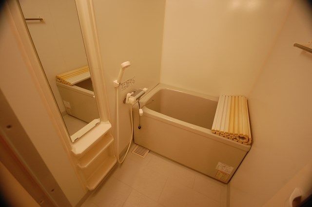 バス・シャワールーム　【浴室】一日の疲れを癒すバスルーム。ゆったり足をのばせます。