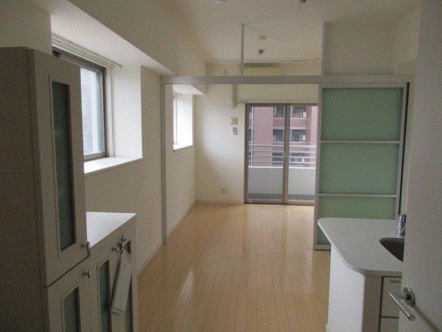 居室・リビング　【居間・リビング】ＬＤＫは７．４帖。白基調の明るい室内です。