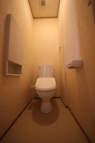 トイレ　落ち着いた色調のトイレです