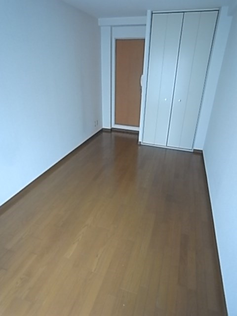 その他部屋・スペース　落ち着いた色調の寝室です