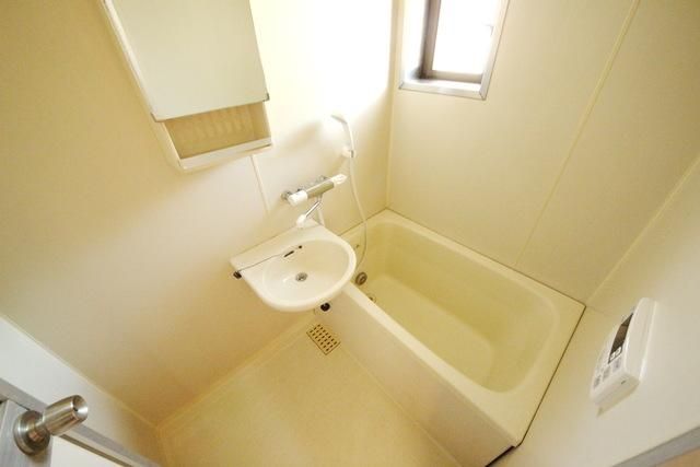 バス・シャワールーム　★浴槽に窓があるので湿気もこもりにくいです★