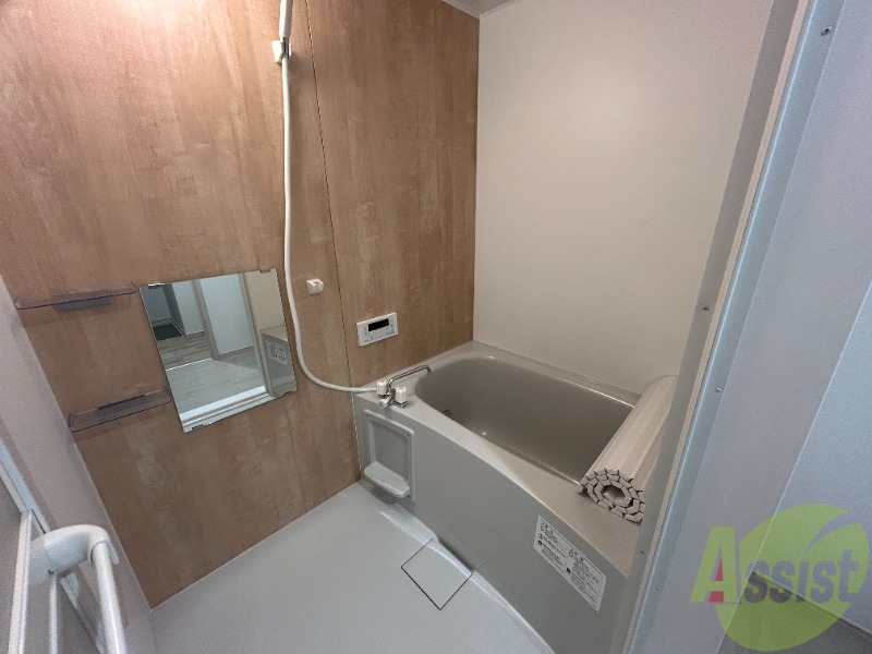 バス・シャワールーム　浴槽には追い焚き機能が付いているので、ゆったりくつろげますね