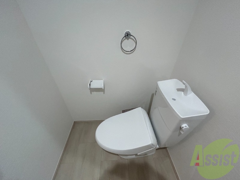 トイレ　ウォッシュレット機能付きで快適にお使いいただけます。