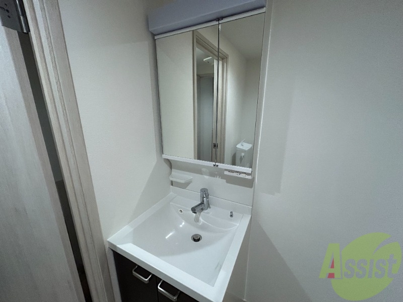 洗面設備　独立洗面台がございます。朝の支度はここで済ませましょう。