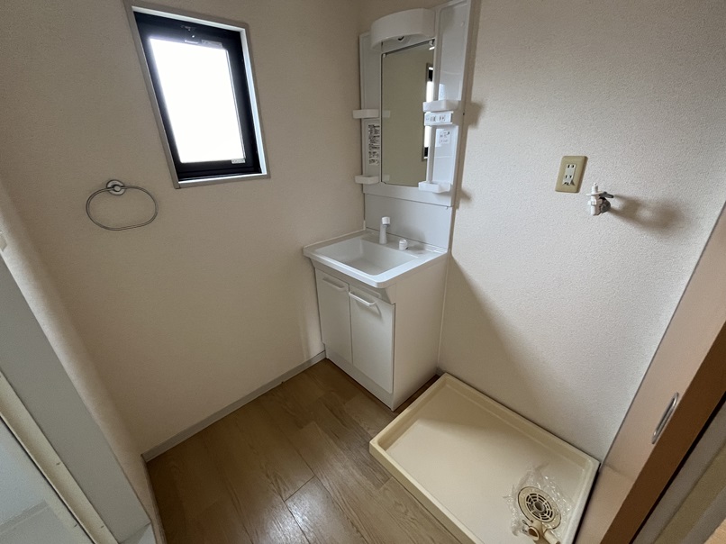 洗面設備　シャワードレッサー、洗濯防水パン、窓有り