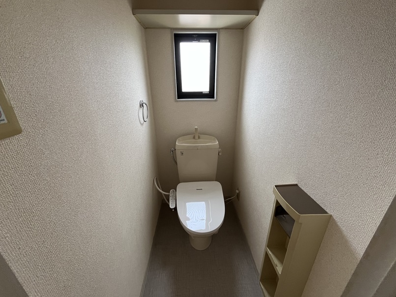 バス・シャワールーム　洗浄便座付、窓有り