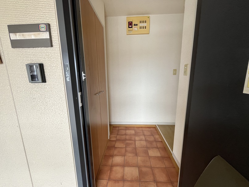 玄関　下駄箱付き
