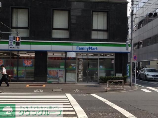 コンビニ　ファミリーマート東池袋二丁目店（コンビニ）まで180m