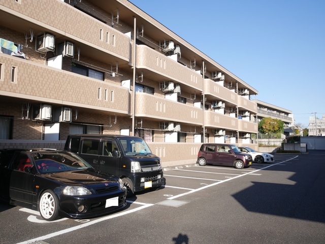駐車場　★敷地内駐車場は広々としています★