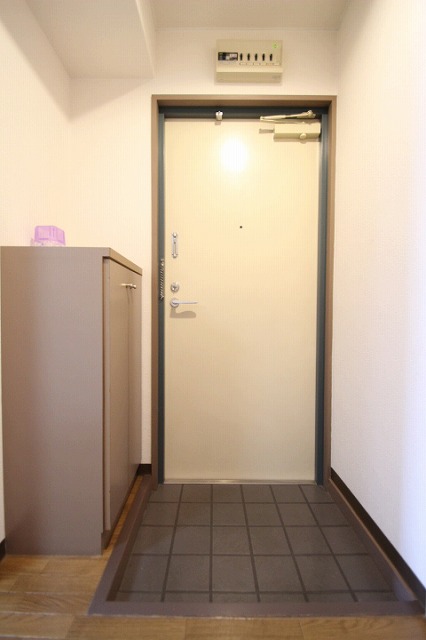 玄関　同物件別号室の写真です。