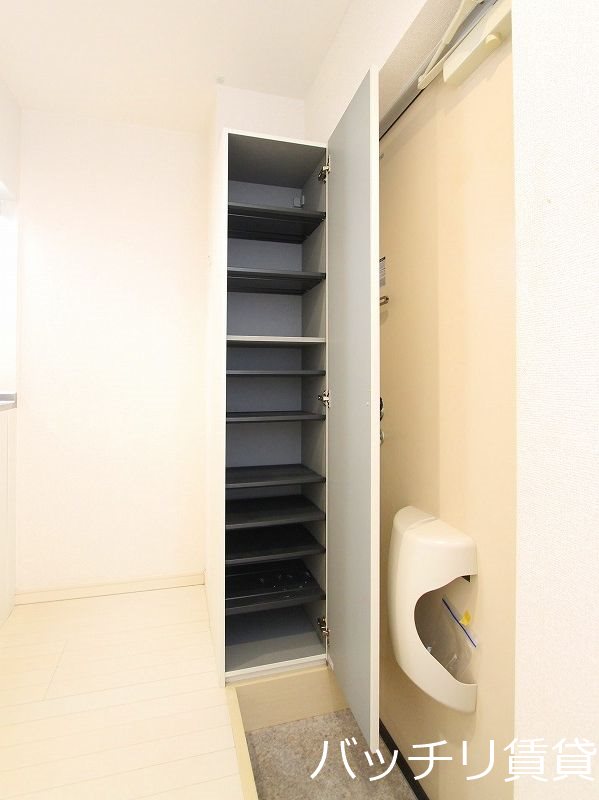 玄関　別号室タイプの為、現状を優先致します。