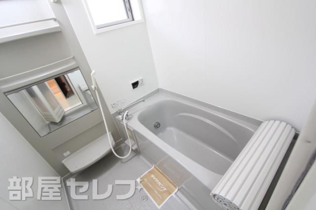 バス・シャワールーム　広いバスルームです。