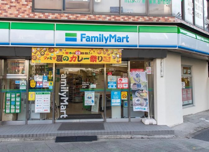 コンビニ　ファミリーマート新富町駅前店（コンビニ）まで14m