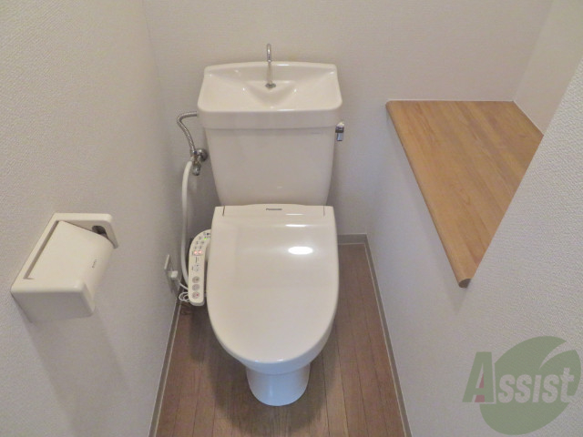 トイレ　トイレには、温水洗浄便座が付いていて好印象ですね。