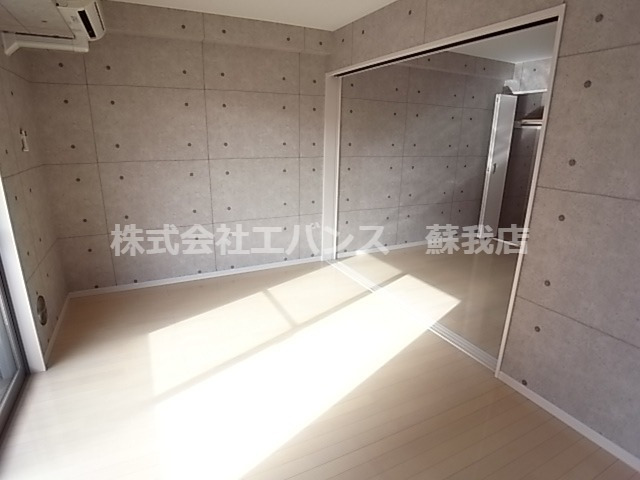 その他部屋・スペース　落ち着いた色調の寝室です