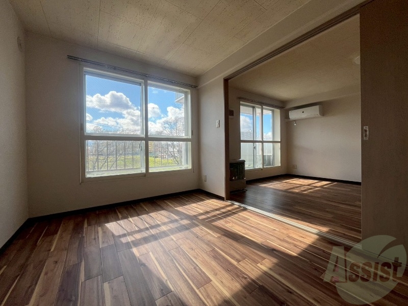 その他部屋・スペース　こちらのお部屋は光が差し込む、温かみのあるお部屋です。