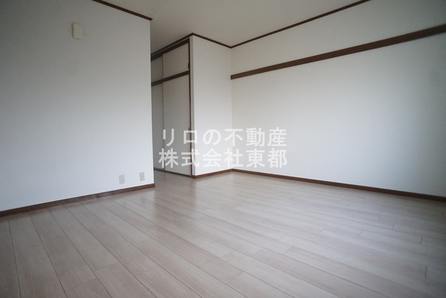 その他部屋・スペース　明るい色合いのフローリングが優しい雰囲気の室内です☆