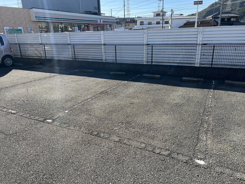 駐車場　玄関扉