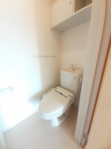 トイレ　落ち着いた色調のトイレです