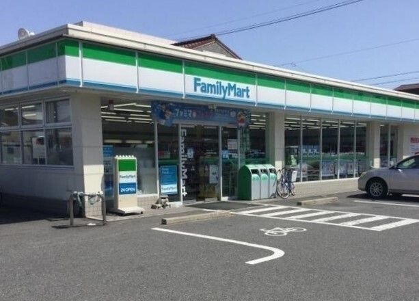 コンビニ　ファミリーマート（コンビニ）まで400m