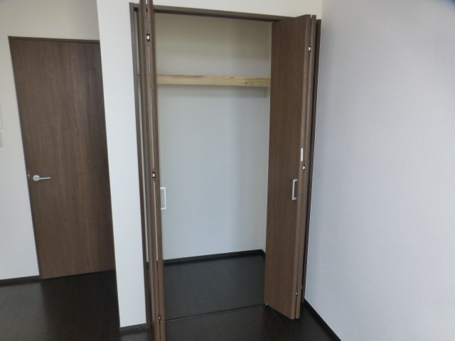 収納　クローゼットタイプの収納完備。