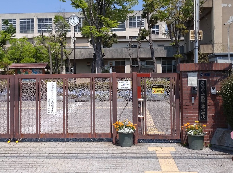 小学校　尼崎市立武庫の里小学校（小学校）まで277m