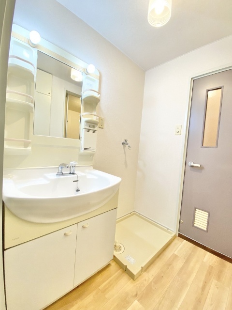 洗面設備　※同物件別部屋のお写真を転用しております。
