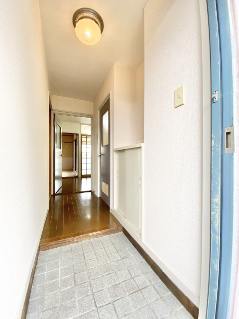 玄関　※同物件別部屋のお写真を転用しております。