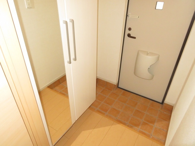 玄関　※１階１０１号室の参考写真です