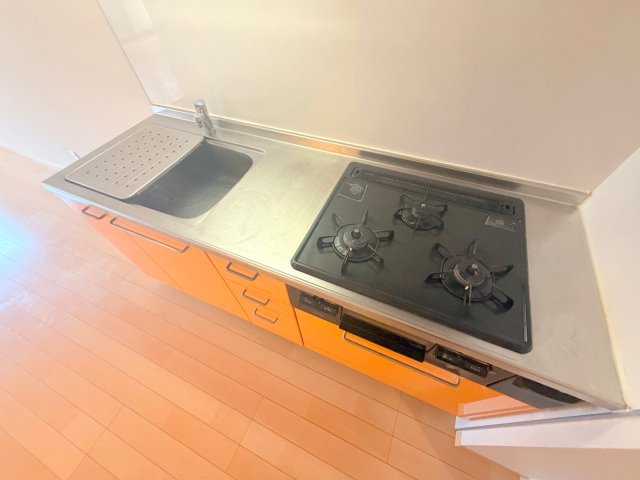 キッチン　オシャレなシステムキッチン。お料理好きには嬉しいですね。