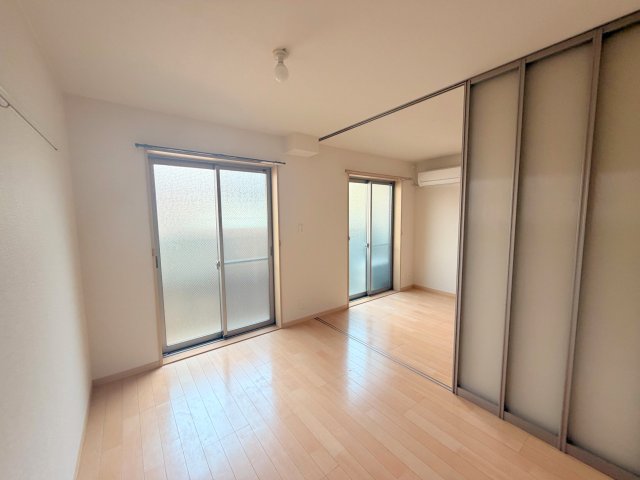 その他部屋・スペース　ゆとりのあるベッドルームで快適な睡眠をとってくださいね。