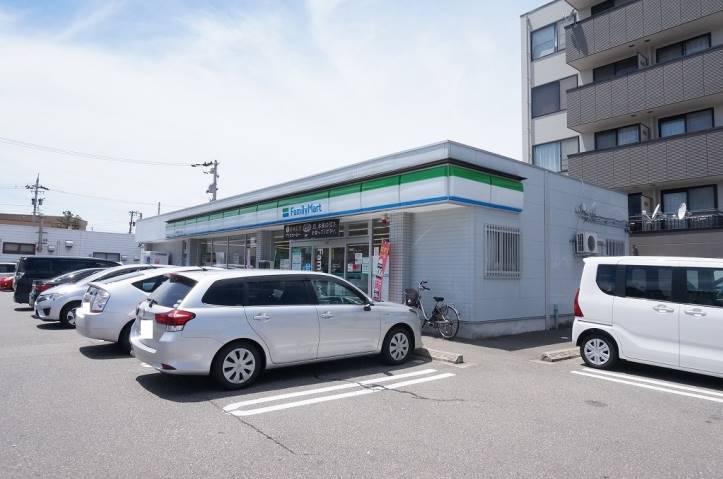 コンビニ　ファミリーマート（コンビニ）まで323m