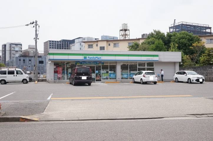 コンビニ　ファミリーマート（コンビニ）まで258m