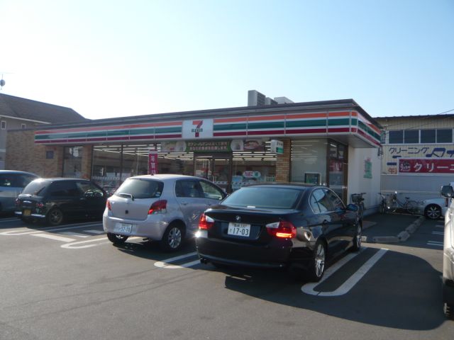 コンビニ　セブンイレブン（コンビニ）まで730m