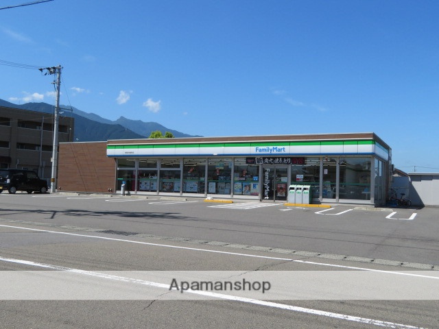 コンビニ　ファミリーマート（コンビニ）まで945m