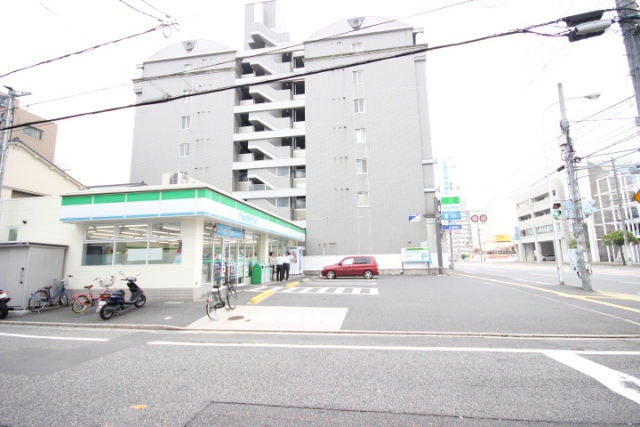 コンビニ　ファミリーマート（コンビニ）まで550m