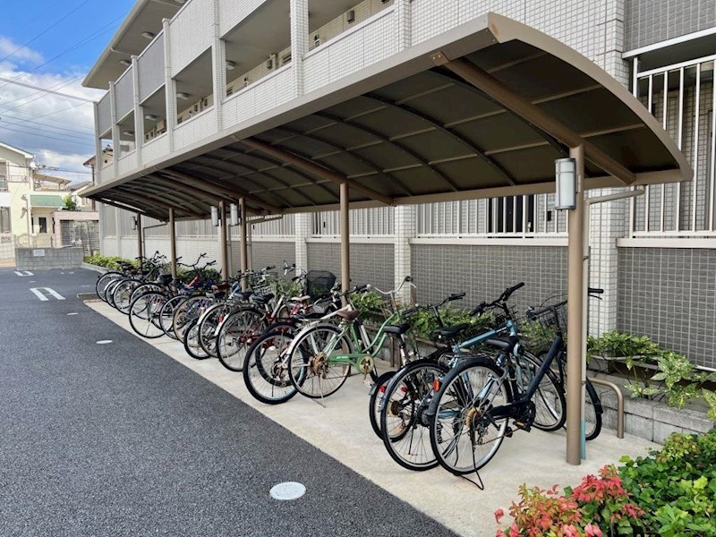 その他　屋根付きの駐輪場